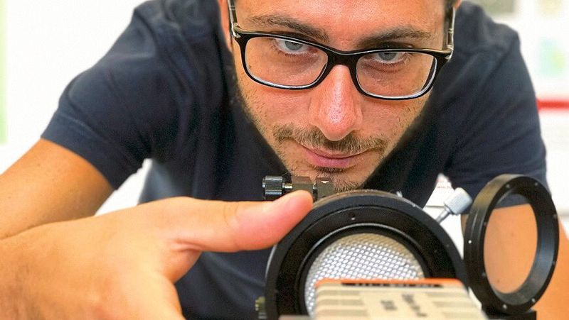 Terahertz-Forscher Lorenzo Valzania hat eine Phasenbestimmungstechnik entwickelt, mit der sich ein verborgenes Objekt hinter einem Glasfaser-Textil sichtbar machen lässt. (Empa)