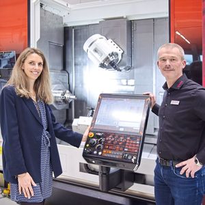 Margaux Pontieu (Chefredaktorin MSM) gemeinsam mit Thomas Sigrist (Interviewpartner und CEO der Wenk AG) vor dem Dreh-Fräszentrum «Integrex i-H Neo» von Mazak, auf dem hoch effizient Dreh-Fräskomponenten hergestellt werden können.(Bild:  Matthias Böhm)