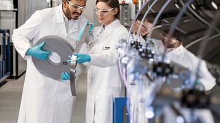 Supraleiter machen effiziente Stromübertragung möglich. (Bild: BASF)