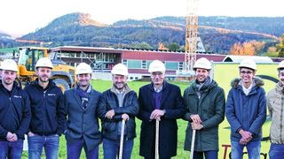 Urs Grütter, Stöcklin-Präsident und Delegierter des Verwaltungsrates (6.v.l.), zusammen mit dem  Generalplaner-Team von Weber und Partner beim symbolischen Spatenstich. (Stöcklin)