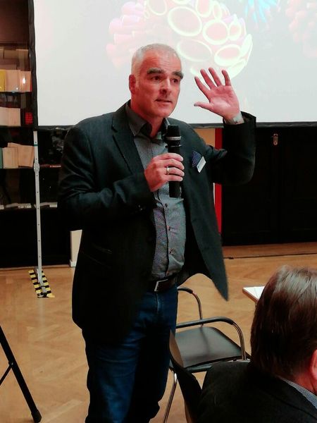 Prof. Steffen Ritter, Hochschule Reutlingen: „Exklusiv auf der Messe erhalten Formnext-Besucher die auf 64 Seiten erweiterte Fassung unseres Additive Manufacturing Field Guide.“ (Reinhardt / Devicemed)