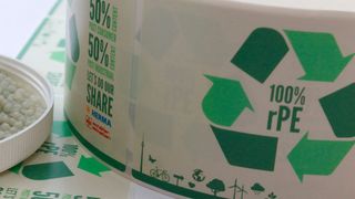 Der Rohstoff für das Etikett kommt jeweils zur Hälfte aus Industrie- und Haushaltsabfällen. (Herma)