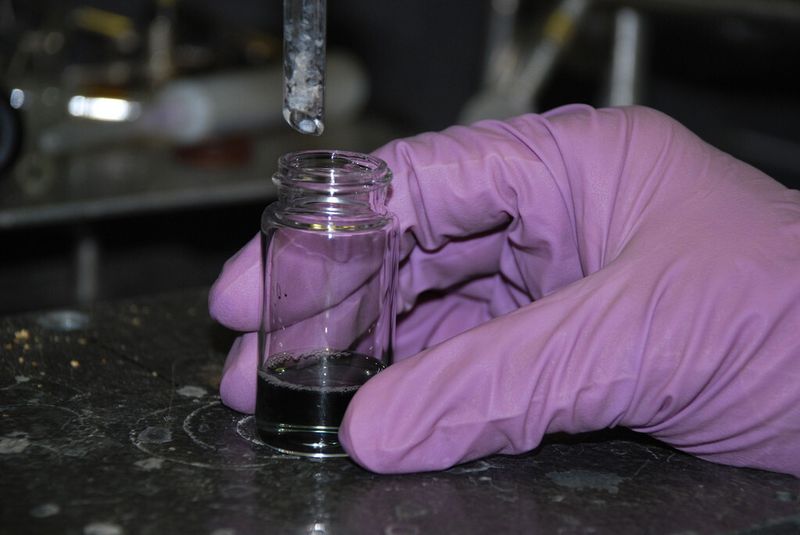 Bei der Herstellung von Kohlenstoff-Nanoröhrchen entstehen eine metallische und eine halbleitende Variante. Für die Nutzung als elektronische Bauelementen sind nur letztere geeignet (Foto: IBM Research)