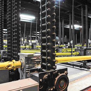 Die Serapid Gruppe entwickelt, produziert und vertreibt weltweit horizontale und vertikale
Lasttransfersysteme, die mit der im eigenen Haus entwickelten Schubkettentechnik arbeiten (Rigid Chain Technology, RCT).