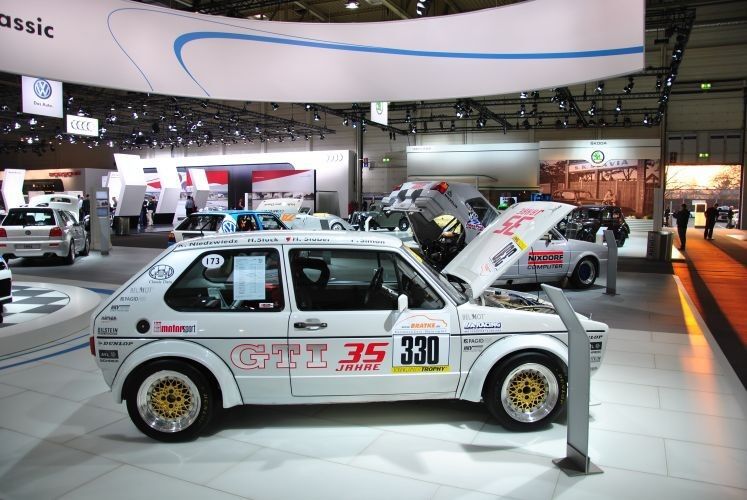Der Volkswagen-Konzern belegt mit seinen Marken eine ganze Messehalle. Platz genug, um eine breite Auswahl an Klassikern zu zeigen. (Foto: Dominsky)