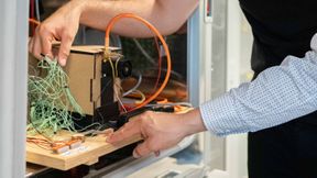 Experimente mit Batterien: Mithilfe digitaler Zwillinge soll sich mehr Resilienz für Batteriegroßspeicher erreichen lassen.
 (Bild: Hochschule München)