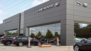 Die Jaguar-Land-Rover-Händler müssen Millionenbeträge in die neue CI investieren. Das verschärft ihre Situation. (Bild: Mauritz/»kfz-betrieb“)