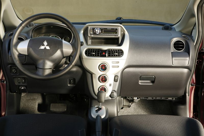 Wenn genügend Elektroautos wie der i-MiEV unterwegs sind, könnten diese dann auch als Stromversorgung für viele Haushalte dienen, weil sie den Strom aus erneuerbaren Energien zwischenspeichern. (Bild: Mitsubishi)