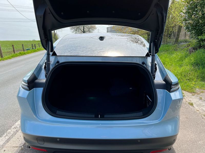 Für Gepäck bietet der Kofferraum ein Volumen von 386 Litern. Die Rücksitzbank lässt sich umlegen. Die Heckklappe gibt nach der Öffnung nur einen kleinen Ausschnitt zum Beladen des Kofferraums frei. Wer hohe Kartons oder Koffer einlädt muss zirkeln.  (Bild: Dirk Kunde)