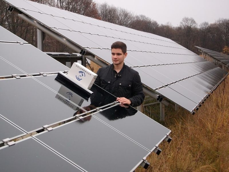 Ridha Azaiz mit dem Solarbrush auf einer Testanlage in Berlin Tegel (Solarbrush)