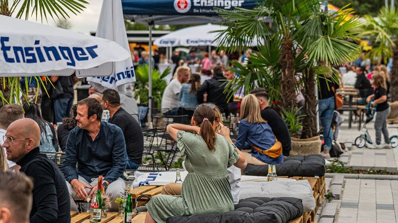 Zahlreiche Kunden nahmen an der Einweihungfeier teil. (Bild: Autohaus Geisser)