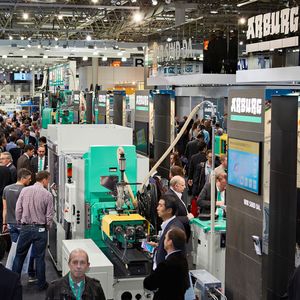 Als neue wegweisende Industrie-4.0-Anwendung präsentierte Arburg auf der K 2016  die räumlich verteilte Produktion „smarter“ Kofferanhänger. Erste Station war ein vertikaler Allrounder 375 V mit mobiler Roboterzelle.