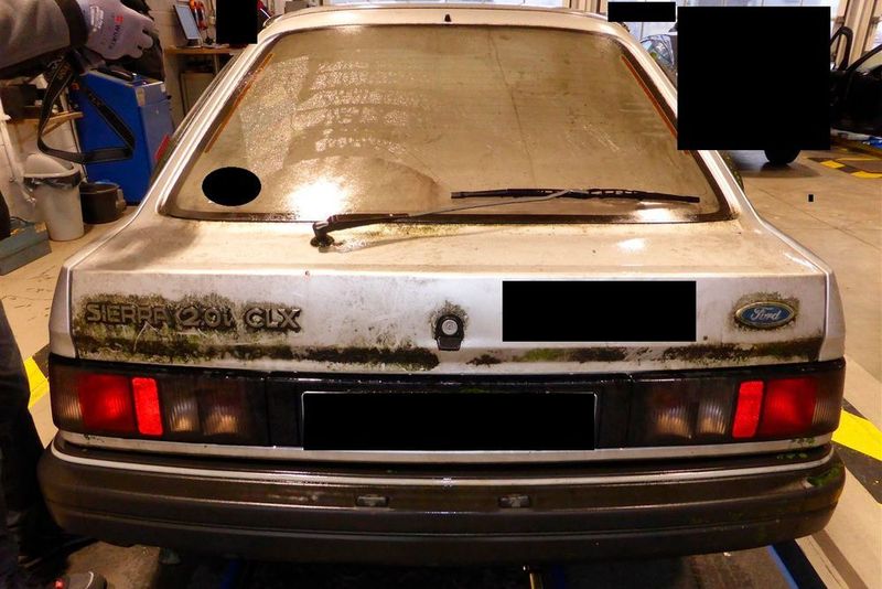 Die komplette Karosserie war von einer grünen Schicht überzogen. (Polizei Dortmund)