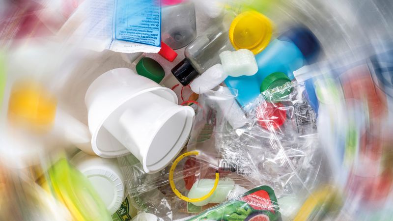Kunststoffmüll eines durchschnittlichen Haushaltes ist sehr inhomogen. Nur der richtige Technologiemix kann aus Kunststoffabfall aller Art eine neue Rohstoffressource etablieren.(Bild:  BASF)