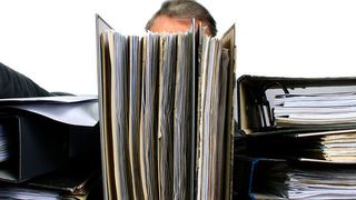 Laut aktuellen Untersuchungen liegen die Kosten der kommunalen Verwaltungen für einen Bestellvorgang ‒ unabhängig davon, was ein Artikel kostet ‒ bei 90 Euro, die einer Rechnungsbearbeitung bei 15 Euro (Bernd Kasper/pixelio)