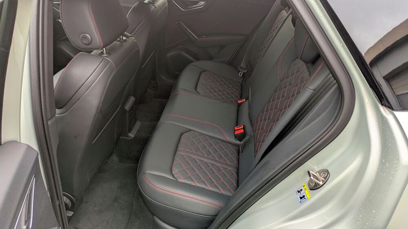 Ein Blick auf die Rücksitzbank: Während der Audi ein kompaktklasse-gemäßes Raumangebot mitbringt, mit dem auch Erwachsene leben können, ...  (Bild: Rosenow – VCG)