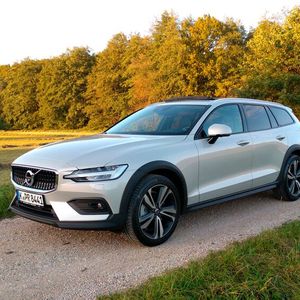 Es muss kein SUV sein, um höher zu sitzen. Volvo hat mit dem V60 Cross Country einen Kombi im Programm, der sich auch in leichtes Gelände wagt. (Bild: Thomas Günnel/Automobil Industrie)
