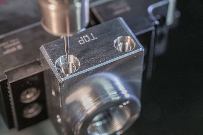 Zwei Tieflochbohrungen treffen unter einem definierten, nicht rechten Winkel auf jeweils eine Bohrung mit dem Bohrungsverhältnis 1:1 auf unterschiedlichen Ebenen. Diese Verschneidung wurde mit dem Back-Burr Cutter & Path Entgratsystem entgratet. Durch den von Kempf mitgelieferten NC-Datensatz fährt der Fräser die Kontur exakt ab und garantiert wiederholgenaue Entgratergebnisse. Der Kugelfräser als Sonderausfertigung mit abgesetztem Schaft und 2,3 mm Durchmesser ist mit seiner hochwarmfesten AlTiCrN-Beschichtung und dem abgesetzten Schaft prädestiniert für diese Art von Entgrataufgaben.   (Bild: Kempf)