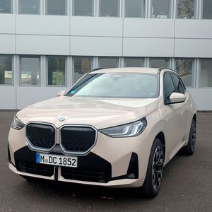 Die 2024 gestartete vierte Generation des BMW X3 besitzt die typische auffällige Niere der meisten BMW-Modelle der letzten zehn Jahre. Mit der Neuen Klasse zieht nun eine neue Designsprache ein.(Bild:  Mauritz – VCG)