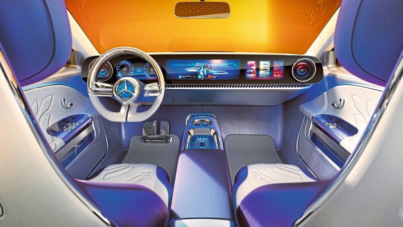 Der Innenraum bietet viel weißes und silbernes Leder, Chrom, reichlich Ambientelicht und große Displays. (Bild: Mercedes-Benz)