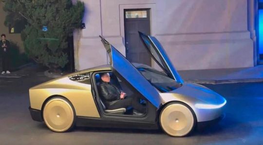 Europa kommt jetzt in den Genuss, Teslas Robocab näher kennenzulernen. In diversen Show-Rooms wird das autonom nur über Kamerainformationen gesteuerte Roboterauto zu bewundern sein. Mal sehen, was kommt ...(Bild:  Tesla)