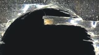 Nichts gewonnen! Wenn das Bearbeitungsergebnis bei der Zerspanung von CFK-Komponenten so aussieht, dann hat der Anwender, vielleicht um Kosten zu sparen, zum falschen Bohrer gegriffen. (Fraunhofer IPA)