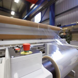 Im Aufrollbereich einer Rollenschneidmaschine kann es zu gefährlichen Situationen für die Bediener kommen