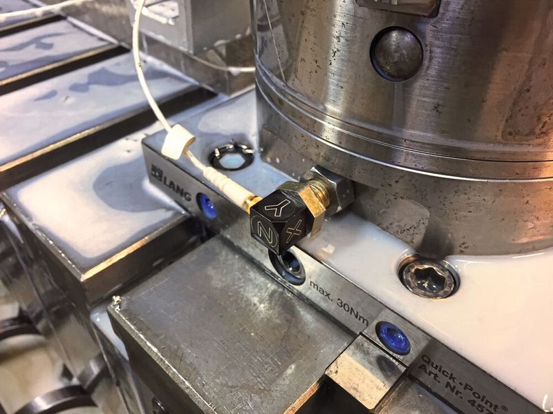 Klein mit großer Wirkung: Der digitale Sensor unterstützt die CNC-Maschine beim Erzielen bester Ergebnisse. (Bild: Mittelstand4.0-Kompetenzzentrum Ilmenau)