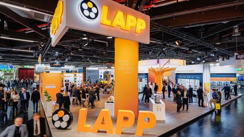 Auf der SPS 2026 präsentiert LAPP Lösungen für Verbindungstechnik, industrielle Kommunikation und digitale Durchgängigkeit entlang des gesamten Produktlebenszyklus.(Bild:  LAPP)