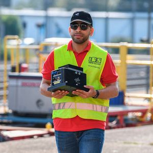 DLR-Versuchsleiter Mohammad Soliman mit einem neu entwickelten Millimeterwellen-Funkmodul(Bild:  DLR)