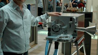 Dipl. Chem. Thomas Stratesteffen, Fritsch Vertrieb, präsentiert die neue Schneidmühle Pulverisette 19 (Ottleben / LABORPRAXIS)