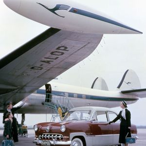Aus Köln für die Welt : Die Ford-Modelle Taunus 12 M und 15 M trugen die Weltkugel an der Kühlerfront und boten in den 1950er Jahren bezahlbaren automobilen Schick. Der Taunus 12M/15M war die erste Neukonstruktion eines PKW der deutschen Ford-Werke nach dem Zweiten Weltkrieg. Das Fahrzeug der unteren Mittelklasse wurde zwischen 1952 und 1959 als Taunus 12M, umgangssprachlich „Weltkugel“, angeboten.(Bild:  Ford)