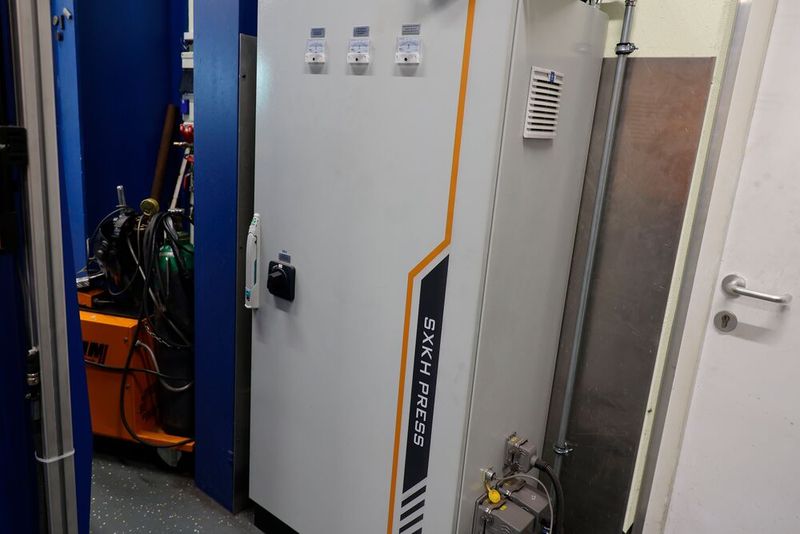 Im Schaltschrank dominieren an Schlüsselstellen Komponenten aus Europa. So stammen beispielsweise Steuerung und Antriebe von Siemens. Die Lichtschranken kommen von Sick, die Encoder von Kübler (alle Deutschland), der Servoantrieb von Phase (Italien), die Schütze von Schneider (Frankreich). Damit ist im Fall eines Falles auch ein guter Service vor Ort gesichert. Ein Remote Control Modul ermöglicht es den Werkzeugbauern zudem, den Servicetechnikern von SXKH genau definierten Zugriff auf die Presse für Steuerung und Fehleranalyse zu gewähren.  (Bild: Maschinenmarkt/rw)
