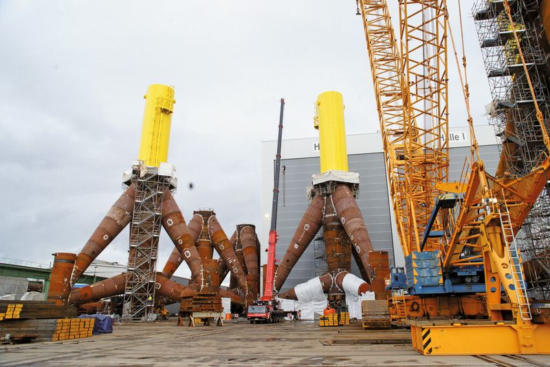 Bild 1: Die sogenannten Gründungsstrukturen für Offshore-Windenergieanlagen bestehen aus zylindrischen und kegelförmigen Rohrsegmenten, die zu Tripoden – Dreifüßern – zusammengesetzt werden. (Bild: Oerlikon)