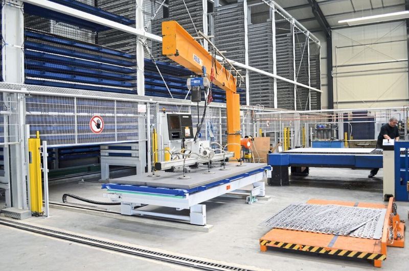 Eine Laserschneidmaschine des Herstellers Trumpf, die bereits am vorherigen Standort im Einsatz war, wird manuell per Hallenkran bestückt. (Kasto Maschinenbau)