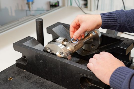 Während der Bearbeitung durch den Mitarbeiter erkennt Merlic die Montage der Dichtung.(Bild:  Endress+Hauser)