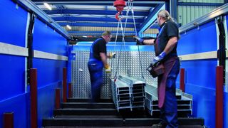 Antirutschbalken aus Gummi für schwere Ladegüter gibt es jetzt auch in Sondergrößen für den Festeinbau auf der Ladefläche.  (Bild: Marotech)