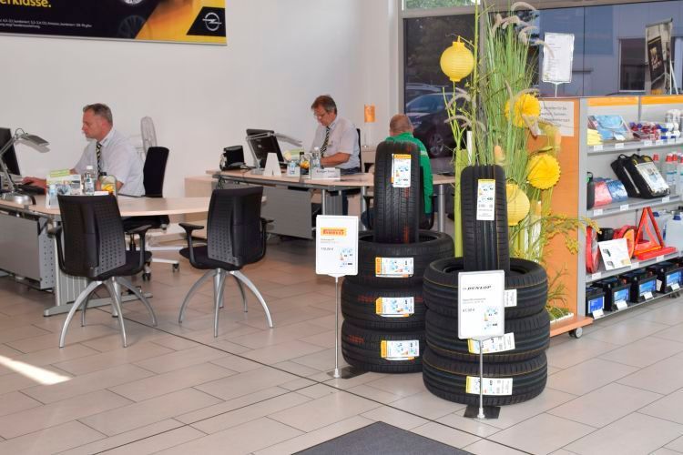 Die Arbeitsplätze der Serviceberater sind von einer attraktiven Zubehörpräsentation umgeben.  (Rubbel)