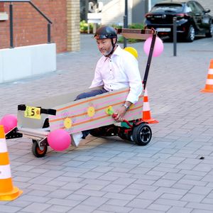 In einem anschließenden Rennen mussten tollkühe Teilnehmer zeigen, dass die gebauten Kisten nicht nur schön, sondern auch schnell sind.(Bild:  Schmidt - VCG)