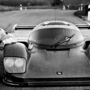 „Strietzel“ Stuck testet erstmals den Porsche 962 Dauer Le Mans GT, 1994. Der Wagen verfügte übrigens über eine Straßenzulassung!(Bild:  Porsche AG)