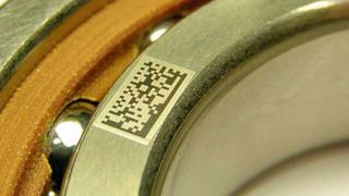 Data-Matrix-Codes können heutzutage mit jedem Smartphone gelesen werden. Die Aufbringung auf den Produkten (hier: Schaeffler-Wälzlager) ist oft zeit- und kostenintensiv. (Bild: Schaeffler)