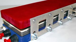 Hochleistungsbrennstoffzelle mit 3.500 W/l Leistungsdichte für die automobile Anwendung. (ZSW)