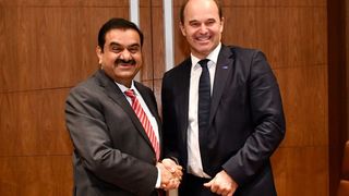 Martin Brudermüller, Vorsitzender des Vorstands der BASF (re.) und Gautam Adani, Chairman der Adani-Gruppe, haben heute eine Absichtserklärung zur Prüfung einer gemeinsamen Investition im Bereich der Acryl-Wertschöpfungskette in Mundra/Indien unterzeichnet. (BASF)