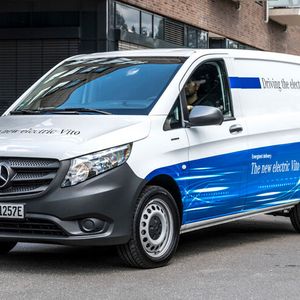 Kunden, die weniger Ladevolumen benötigen, werden beim bis zu 120 km/h schnellen und in zwei Längen verfügbaren Mercedes E-Vito fündig.(Bild:  Daimler)