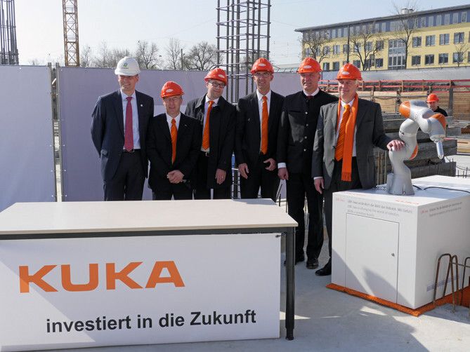 Anfang April feierte Kuka die Grundsteinlegung für ein neues Entwicklungs- und Technologiezentrum am Standort Augsburg. (Bild: Kuka)