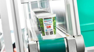 Die Becher werden mit zwei DM-Codes ergänzt: auf dem einen sind die Prozessdaten für die Rückverfolgbarkeit hinterlegt und auf dem anderen die Materialinformationen für das Recycling. (Arburg)