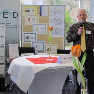 Referenten Fachpressetage 2013 in Karlsruhe Während der Tischmesse konnten sich die teilnehmenden Firmen kurz vorstellen. Dietmar Baar vertrat den FED e.V.(Bild: Ernhofer)