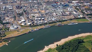 Ineos betreibt am Standort Köln eine Reihe von Produktionsanlagen zur Herstellung von Basischemikalien. (Bavaria Luftbild Verlagsgesellschaft/ Ineos)