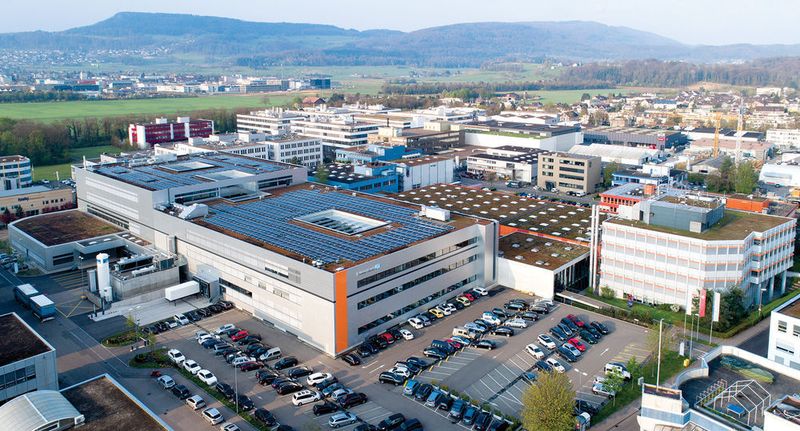 Der 2017 fertiggestellte Neubau in Reinach (Schweiz) bietet weitere 25.000 Quadratmeter Nutzfläche für Büros und Produktion. Die auf dem Dach installierte Solaranlage liefert bis zu 500.000 Kilowattstunden Strom im Jahr. (Endress+Hauser)