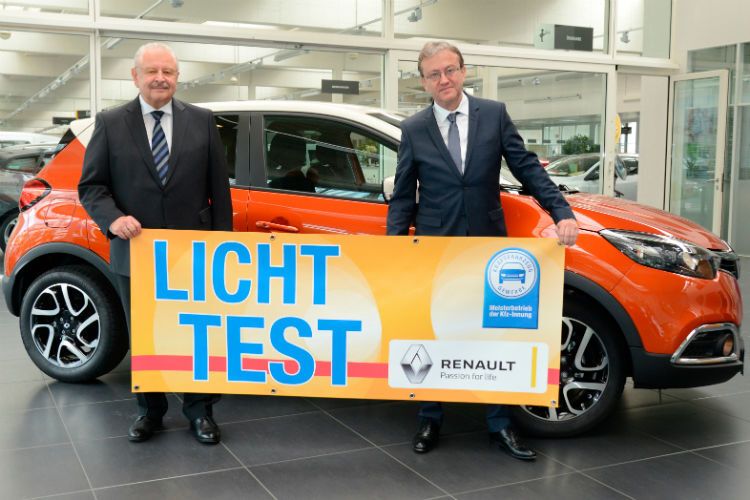Ein Renault Captur ist der Hauptpreis im Gewinnspiel des Lichttests 2015: ZDK-Präsident Jürgen Karpinski (li.) und Olivier Gaudefroy, Vorstandsvorsitzender Renault Deutschland. (Foto: Promotor)